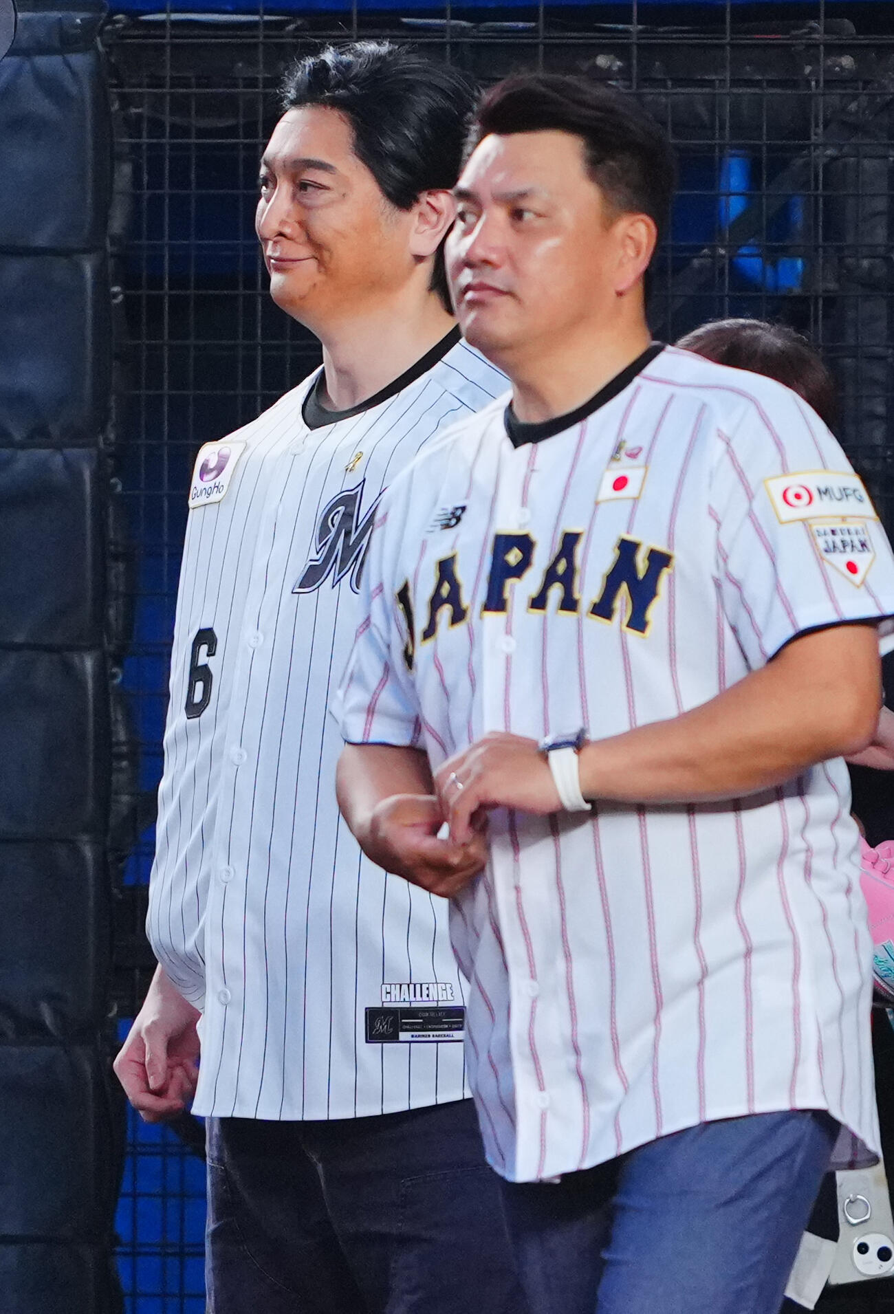 ロッテ対西武　試合前セレモニアルピッチに向けてスタンバイする侍ジャパン井口資仁監督（右）とふんするJP（撮影・垰建太）