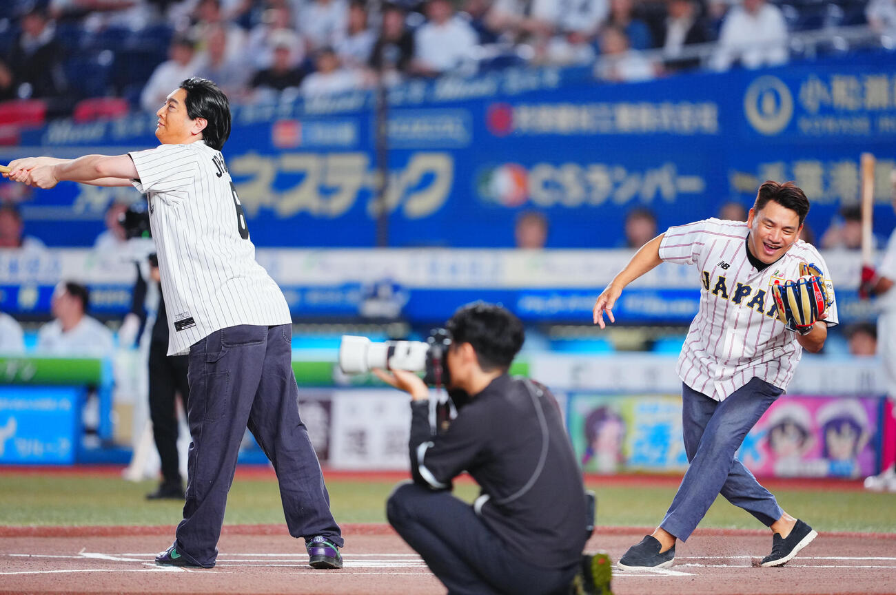 ロッテ対西武　試合前セレモニアルピッチで捕手を務める侍ジャパン井口資仁監督（右）と打席はJP（撮影・垰建太）