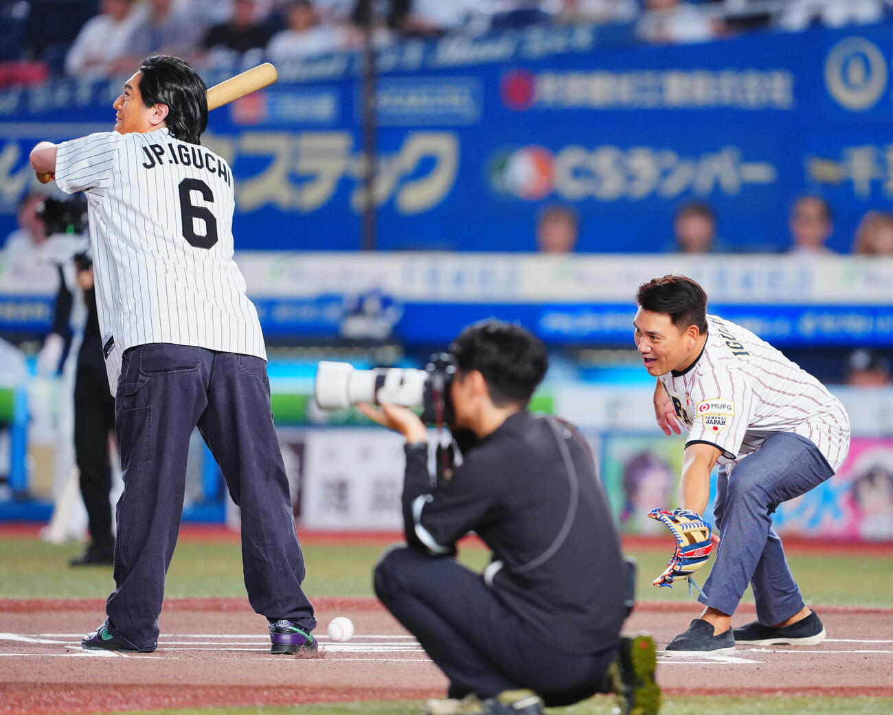 ロッテ対西武　試合前セレモニアルピッチで捕手を務める侍ジャパン井口資仁監督（右）と打席はJP（撮影・垰建太）