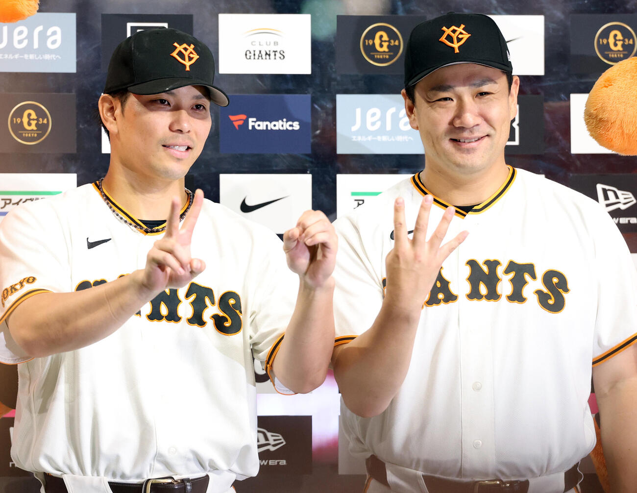 巨人対中日　ヒーローインタビューで「204」勝のポーズを作る巨人大城卓三（左）と田中将大（撮影・浅見桂子）