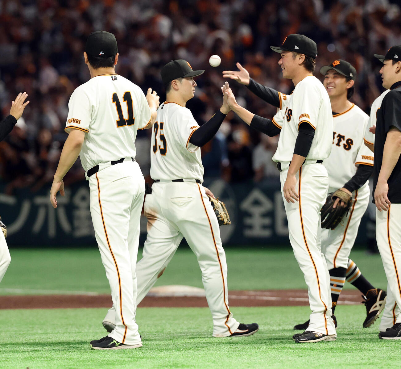 巨人対中日　勝利投手の巨人田中将大（左）は鈴木大和からウイニングボールを受け取る（撮影・浅見桂子）