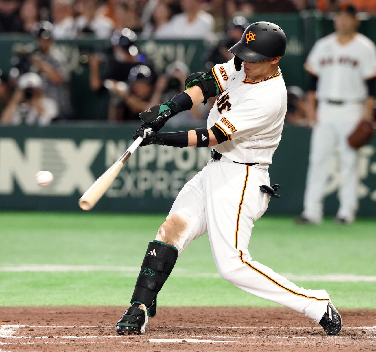 巨人対中日　4回裏巨人1死満塁、吉川尚輝は2点適時打を放つ（撮影・浅見桂子）