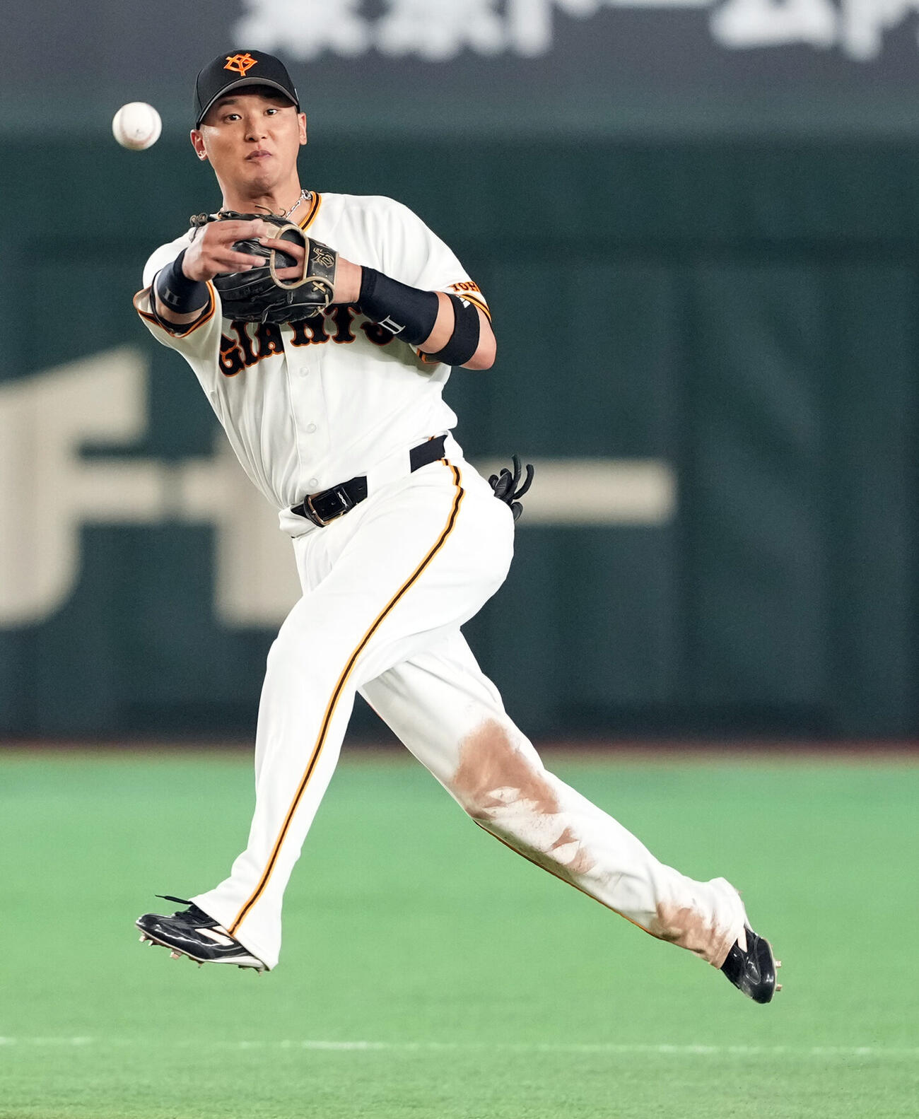 巨人対中日　5回表、好守備を見せる巨人吉川尚輝（撮影・たえ見朱実）