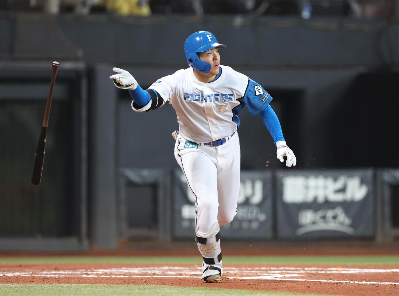 日本ハム対オリックス　6回裏日本ハム無死、本塁打を放つ柴田獅子（撮影・黒川智章）