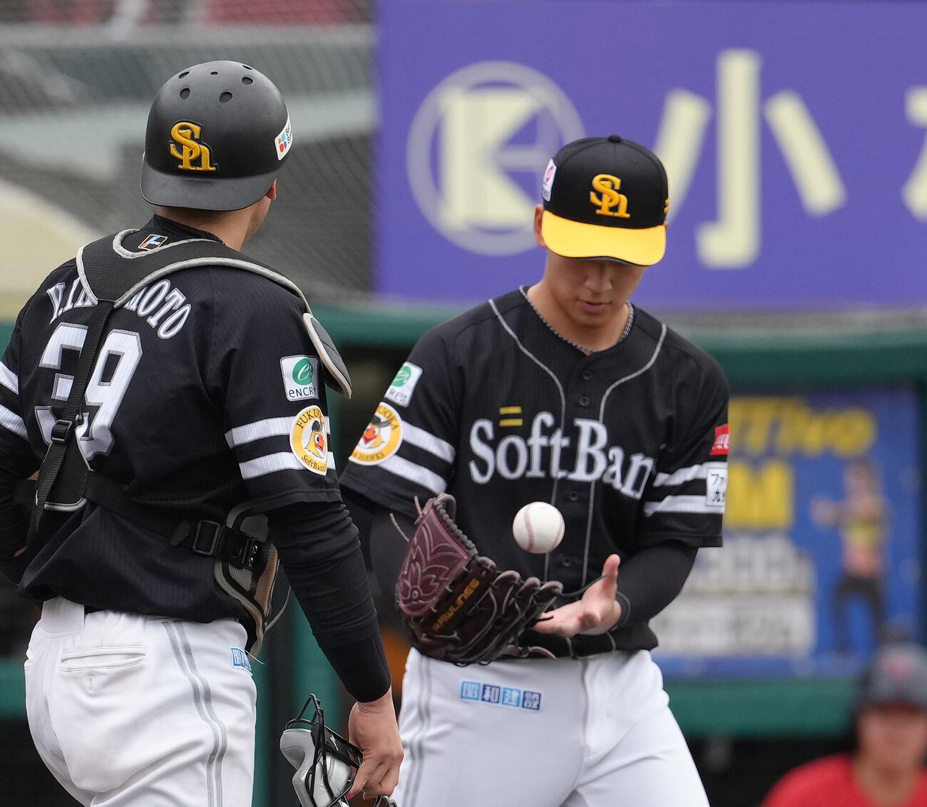 楽天対ソフトバンク　3回裏楽天1死満塁、村林一輝に中犠飛を浴びた前田悠伍（右）（撮影・足立雅史）
