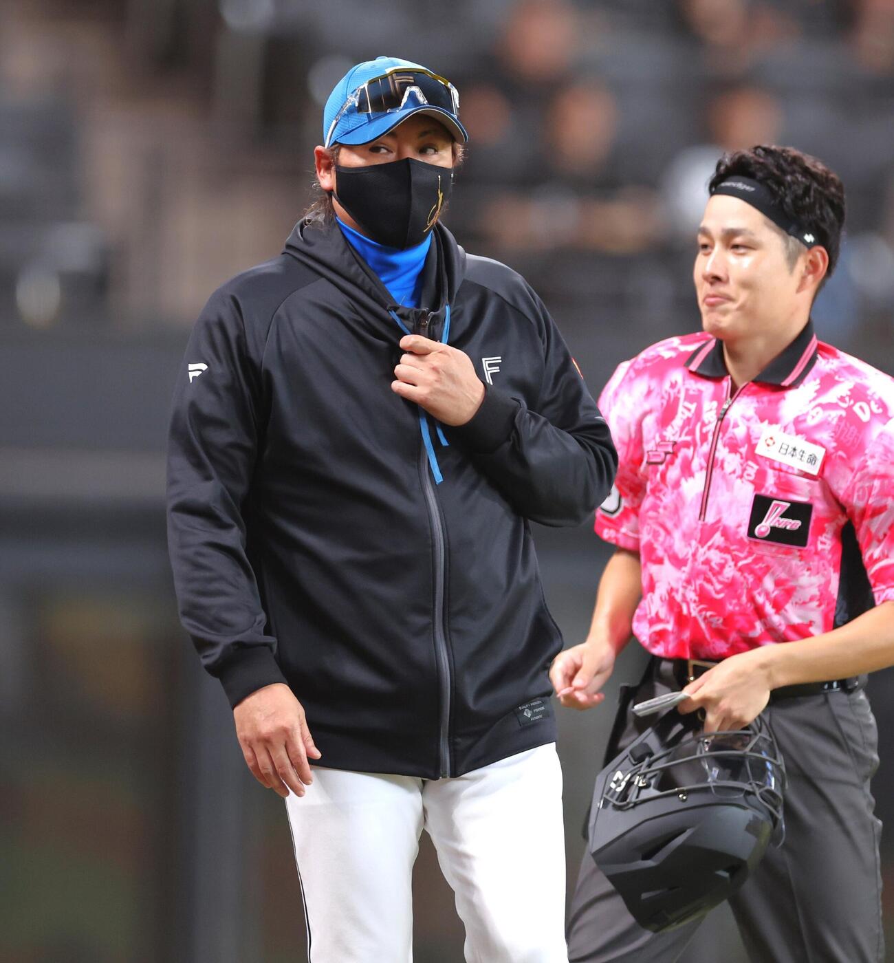 日本ハム対オリックス　選手交代を告げる新庄剛志監督（撮影・黒川智章）