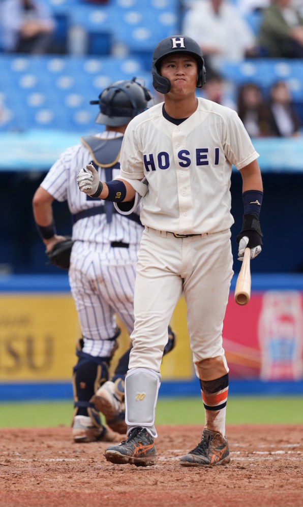 立大対法大　2回裏法大1死二、三塁、藤森康淳は四球を選びガッツポーズ（撮影・小沢裕）