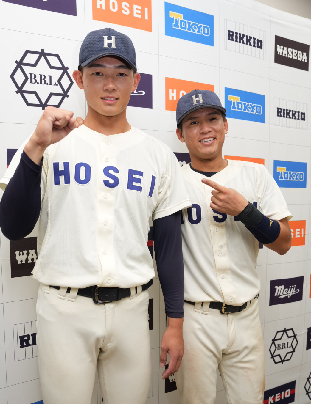 立大対法大　法大勝利投手の菅井颯（左）を指さす藤森康淳（撮影・小沢裕）