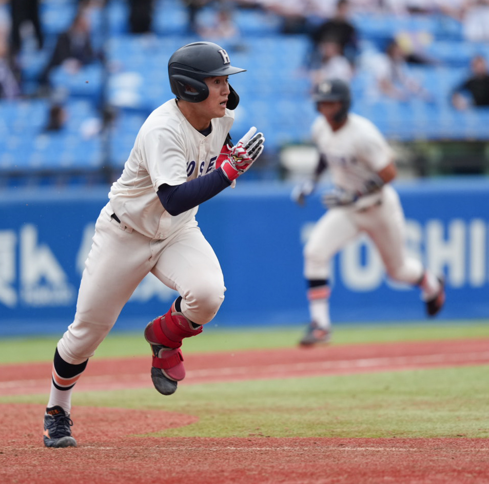 立大対法大　5回裏法大無死二、三塁、代打の代打土肥憲将（左）は左適時打を放つ（撮影・小沢裕）