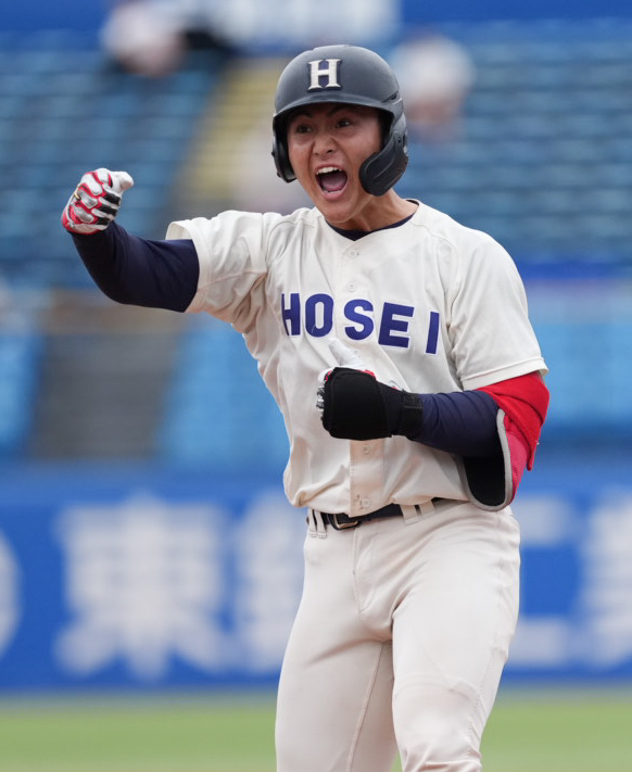 立大対法大　5回裏法大無死二、三塁、代打の代打土肥憲将は左適時打を放ちベンチに向かいガッツポーズ（撮影・小沢裕）