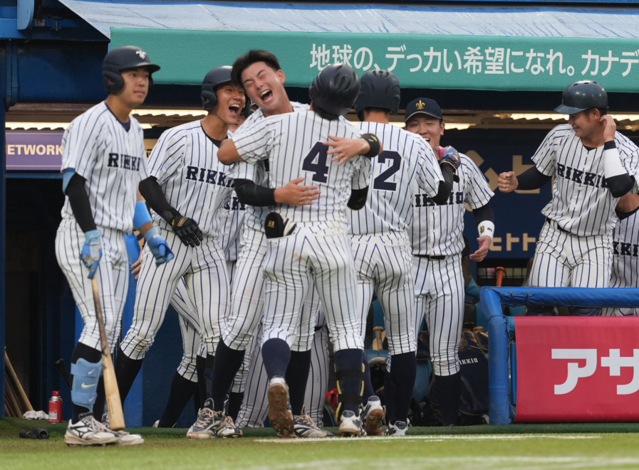 立大対法大　8回表立大1死一塁、村本勇海（中央）は右越えに2点本塁打を放ちベンチのナインの祝福を受ける（撮影・小沢裕）