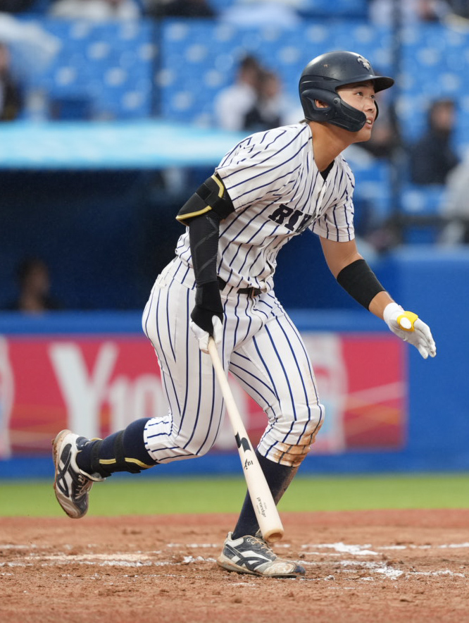 立大対法大　8回表立大1死一塁、村本勇海は右越えに2点本塁打を放つ（撮影・小沢裕）
