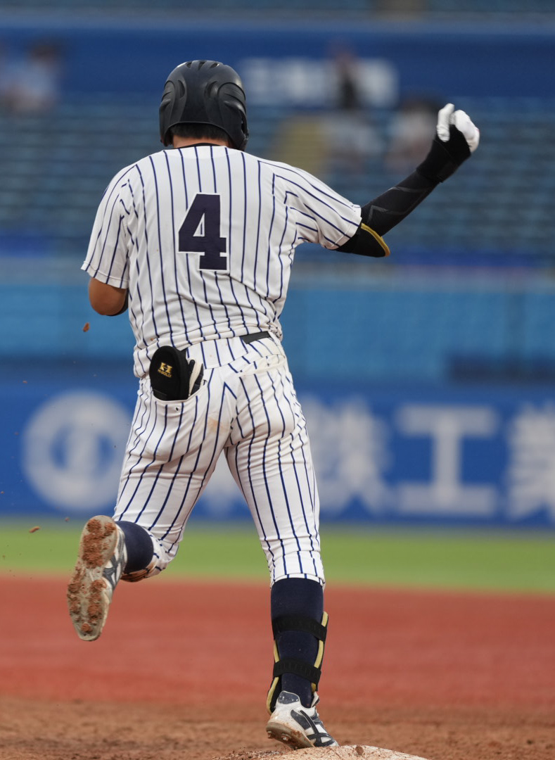 立大対法大　8回表立大1死一塁、村本勇海は右越えに2点本塁打を放つ（撮影・小沢裕）