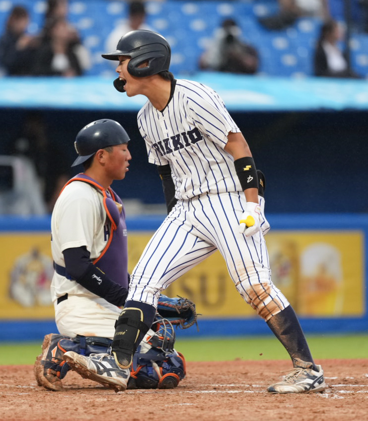 立大対法大　8回表立大1死一塁、村本勇海は右越えに2点本塁打を放ち雄たけびを挙げて生還する（撮影・小沢裕）