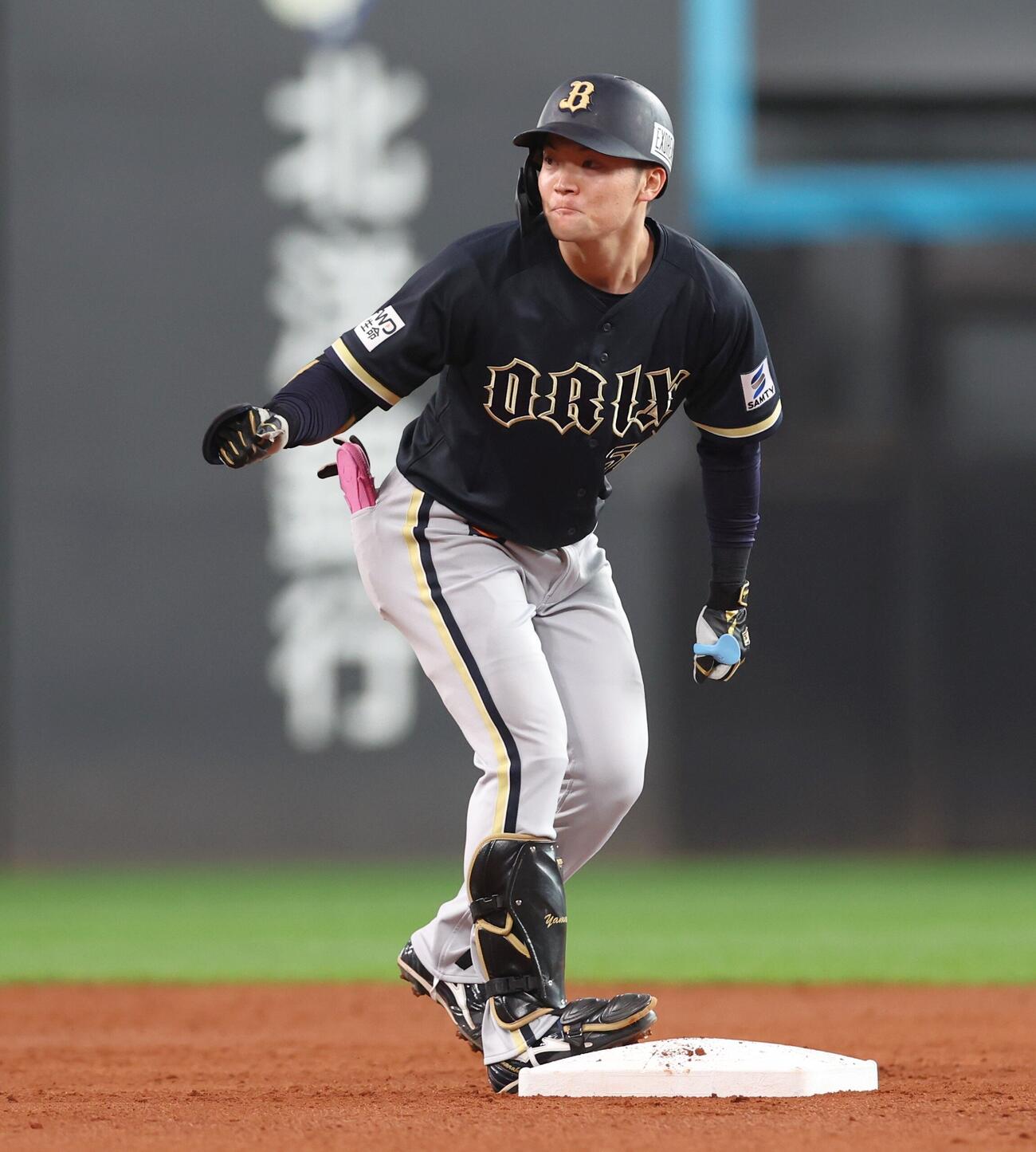 日本ハム対オリックス　2回表オリックス2死二塁、適時二塁打を放つ山中稜真（撮影・黒川智章）