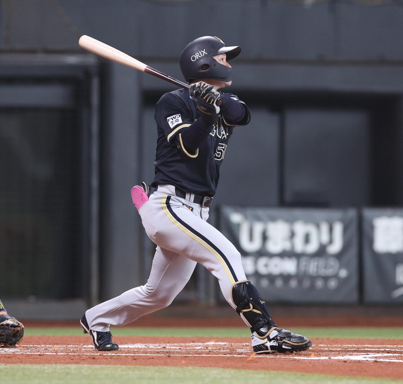 日本ハム対オリックス　2回表オリックス2死二塁、適時二塁打を放つ山中稜真（撮影・黒川智章）