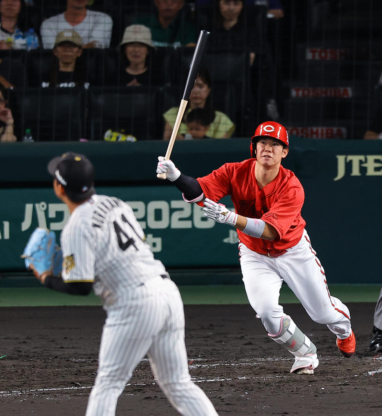 阪神対広島　4回表広島無死三塁、坂倉将吾は勝ち越し犠飛を放つ（撮影・上田博志）