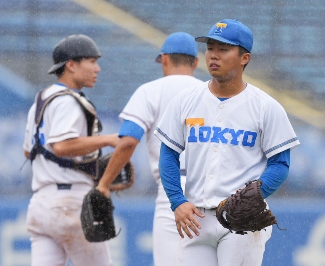 明大対東大　3回途中6失点で降板する東大先発の松本慎之介（撮影・小沢裕）