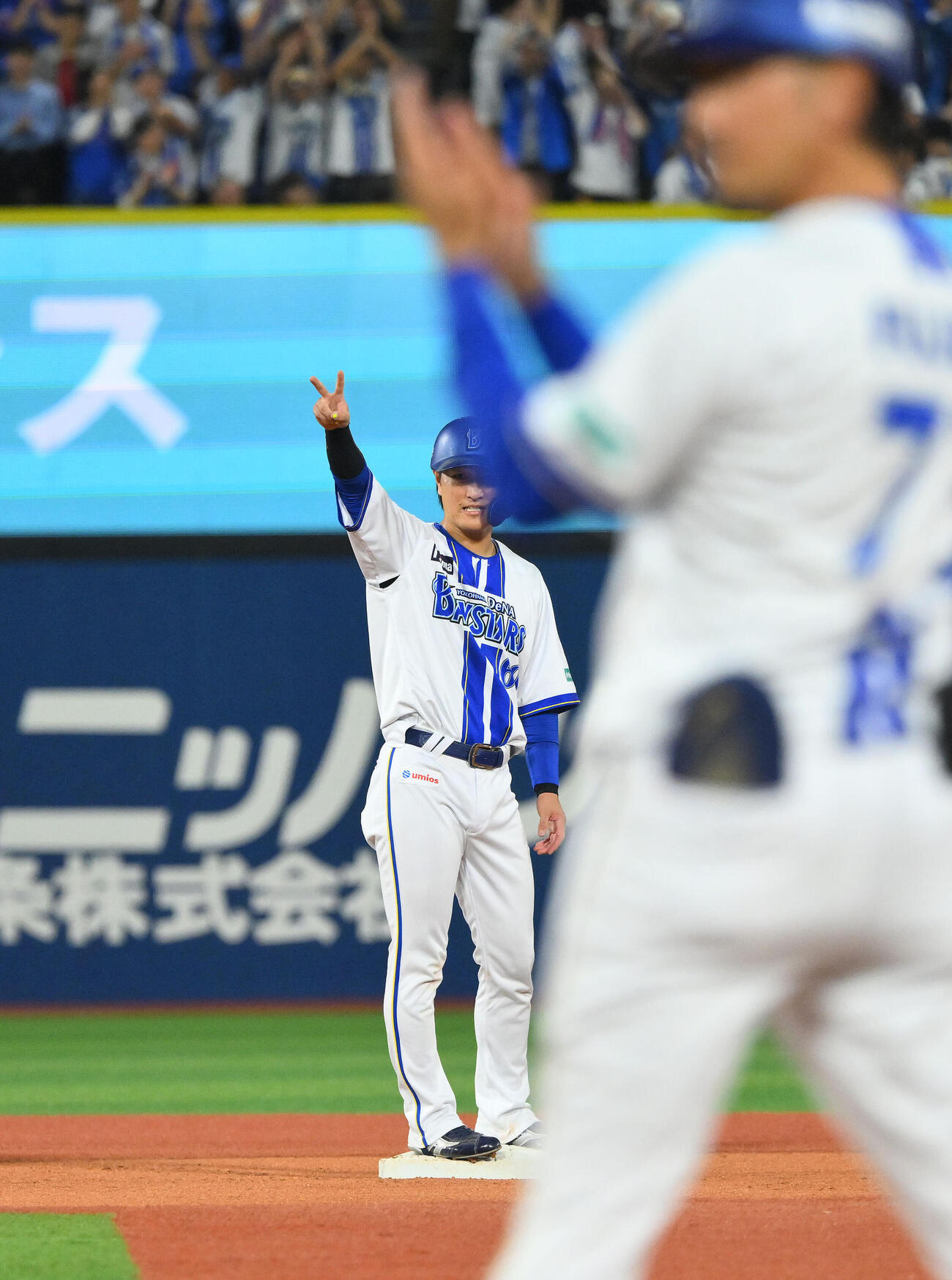 DeNA対ヤクルト　2回裏DeNA2死一、二塁、古市尊は先制適時打を放ちポーズを決める（撮影・滝沢徹郎）