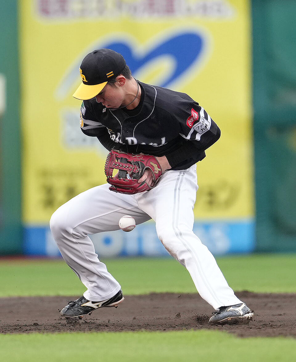 楽天対ソフトバンク　5回裏楽天2死満塁、繁永晟の打球を失策する庄子雄大（撮影・足立雅史）