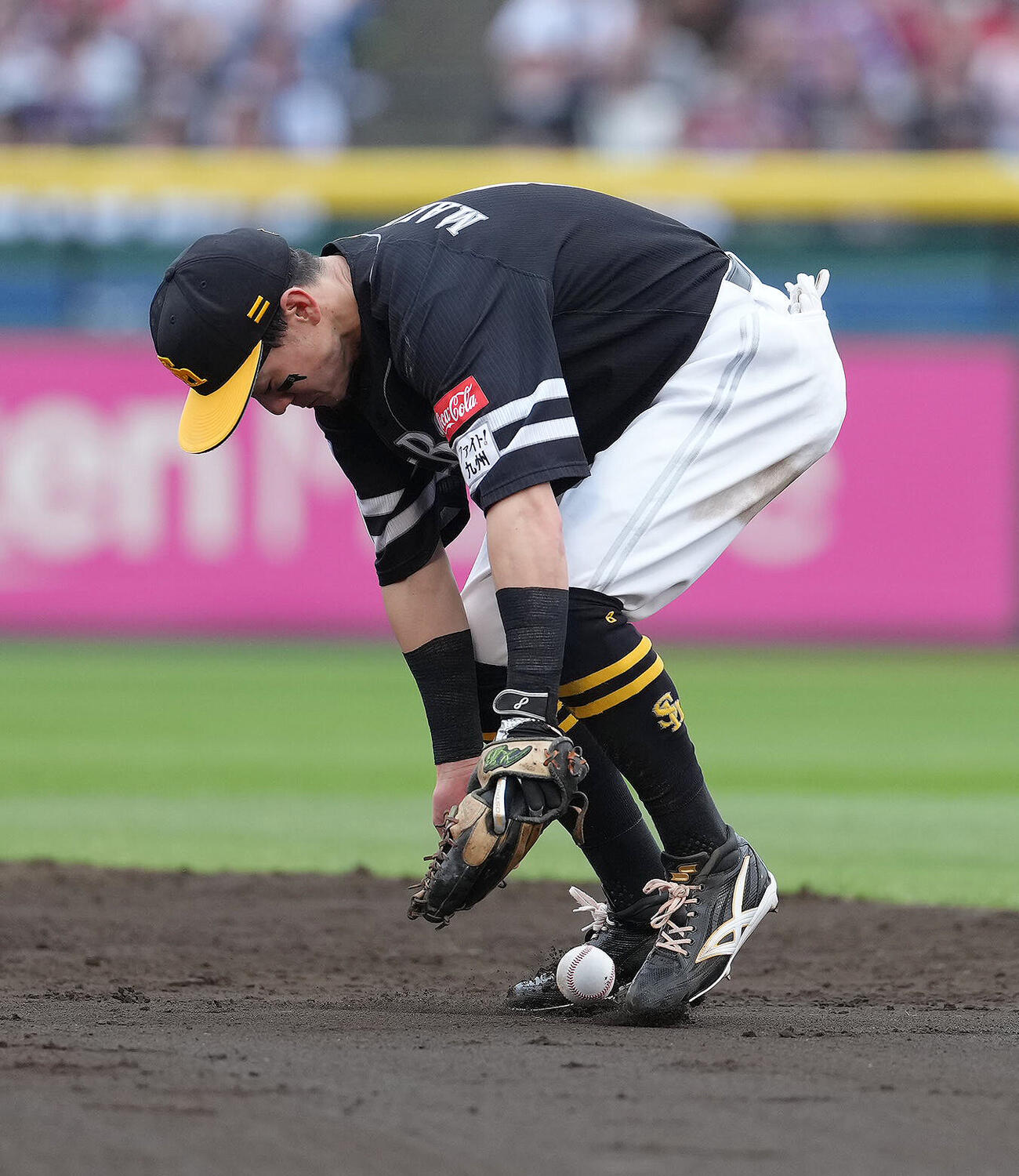 楽天対ソフトバンク　5回裏楽天2死満塁、太田光の打球を失策する牧原大成（撮影・足立雅史）