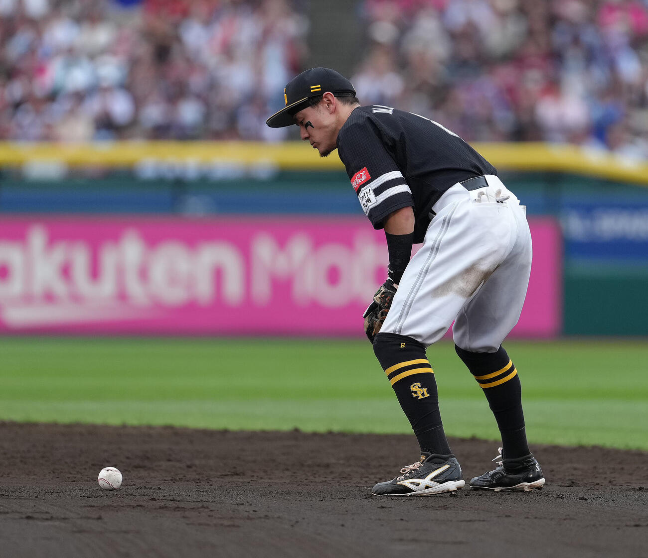 楽天対ソフトバンク　5回裏楽天2死満塁、太田光の打球を失策する牧原大成（撮影・足立雅史）