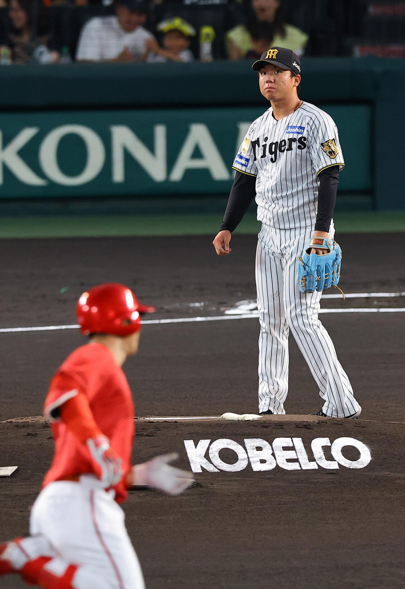 阪神対広島　1回表広島無死、村上頌樹（右）は佐藤啓介に先頭打者本塁打を浴びる（撮影・上田博志）
