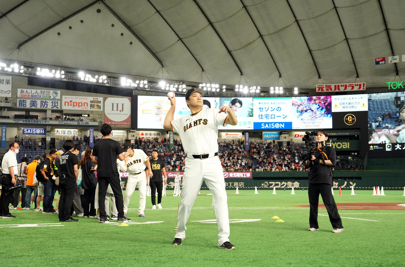 巨人対中日　中日に勝利しサインボールを投げ入れる巨人田中将大（撮影・たえ見朱実）