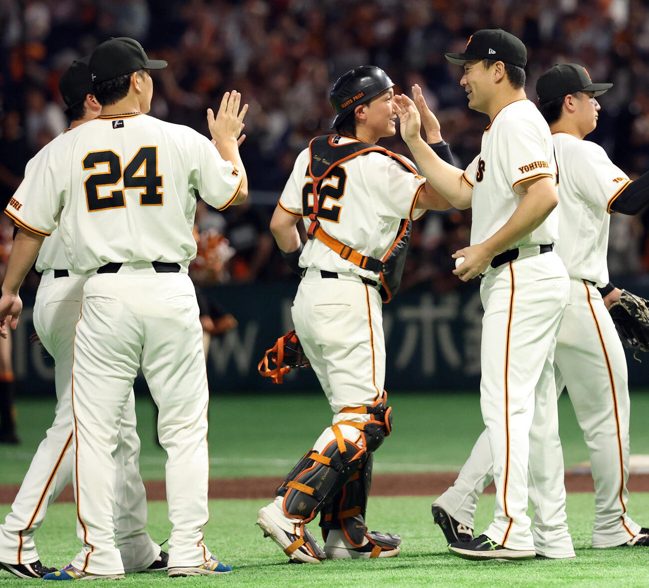 巨人対中日　勝利投手の巨人田中将大（右）は大城卓三らナインとハイタッチ（撮影・浅見桂子）