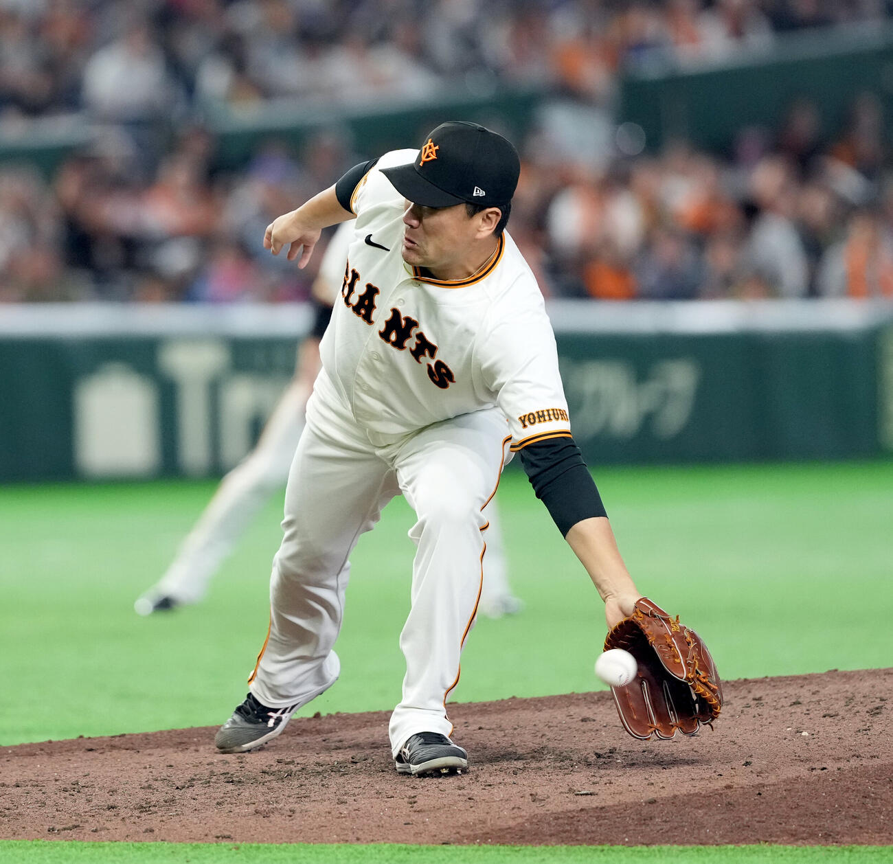 巨人対中日　5回表中日2死、代打高橋周平の打球にグラブを伸ばす田中将大（撮影・たえ見朱実）