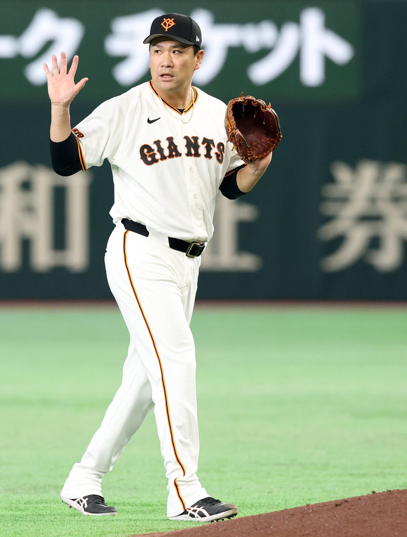巨人対中日　5回表中日1死、石伊雄太を遊ゴロに仕留め、野手に手を上げる田中将大（撮影・浅見桂子）