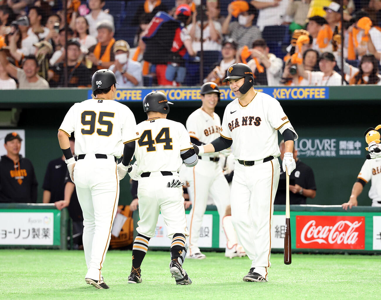巨人対中日　6回裏巨人無死一塁、佐々木俊輔（中央）が2点本塁打を放ち笑顔で迎える田中将大（右）（撮影・浅見桂子）