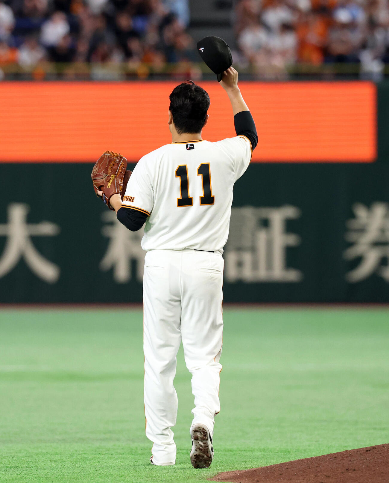 巨人対中日　6回表中日1死一塁、細川成也の打球を好捕した佐々木俊輔に脱帽してあいさつする田中将大（撮影・浅見桂子）