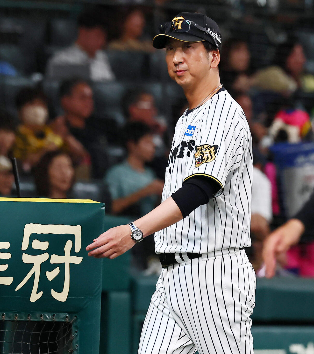 阪神対広島　5回裏を終え投手交代を告げる阪神藤川球児監督(撮影・加藤哉）