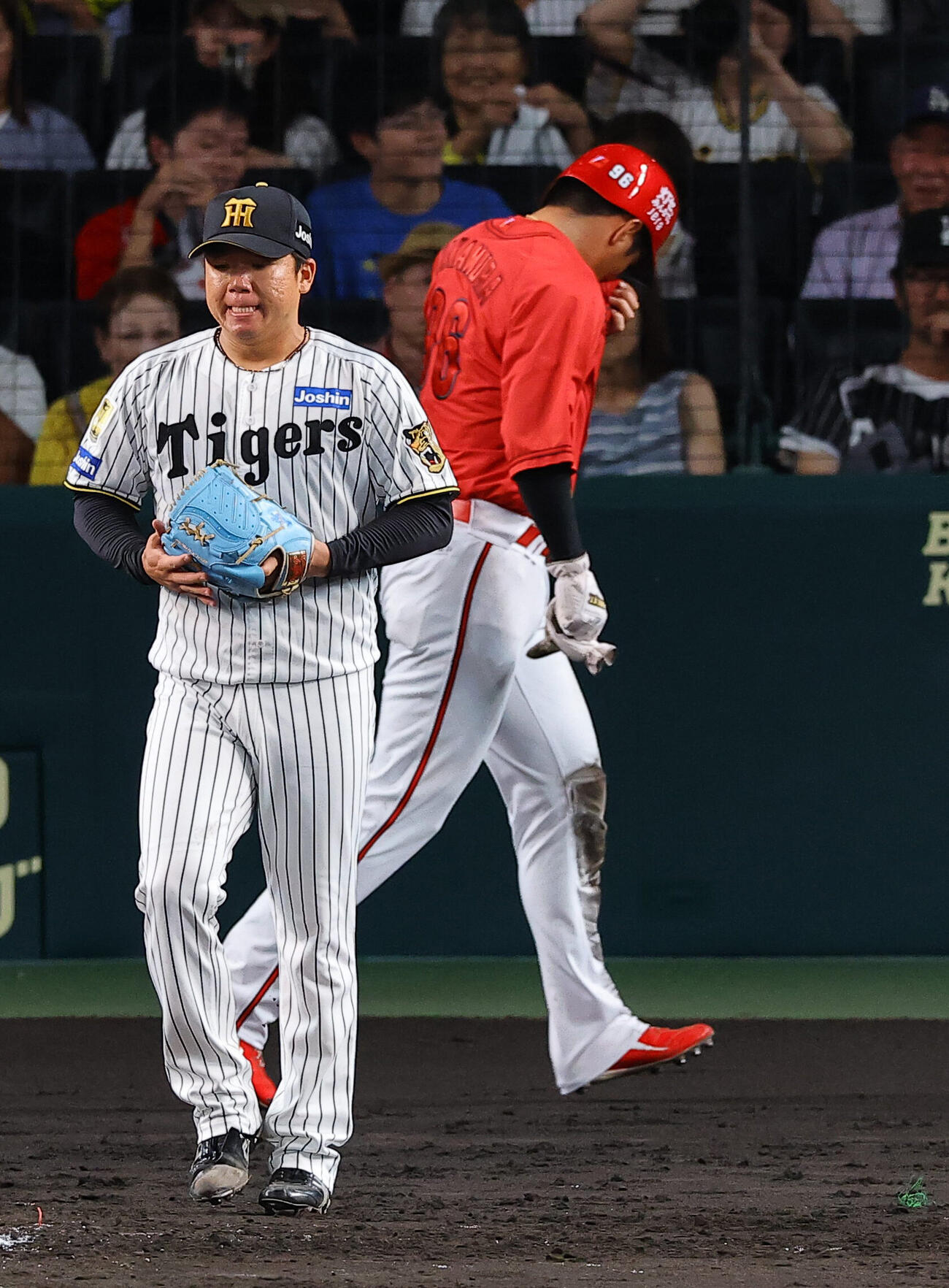 阪神対広島　4回表広島無死三塁、坂倉将吾の勝ち越し犠飛で中村奨成（右）の生還を許す村上頌樹（撮影・上田博志）
