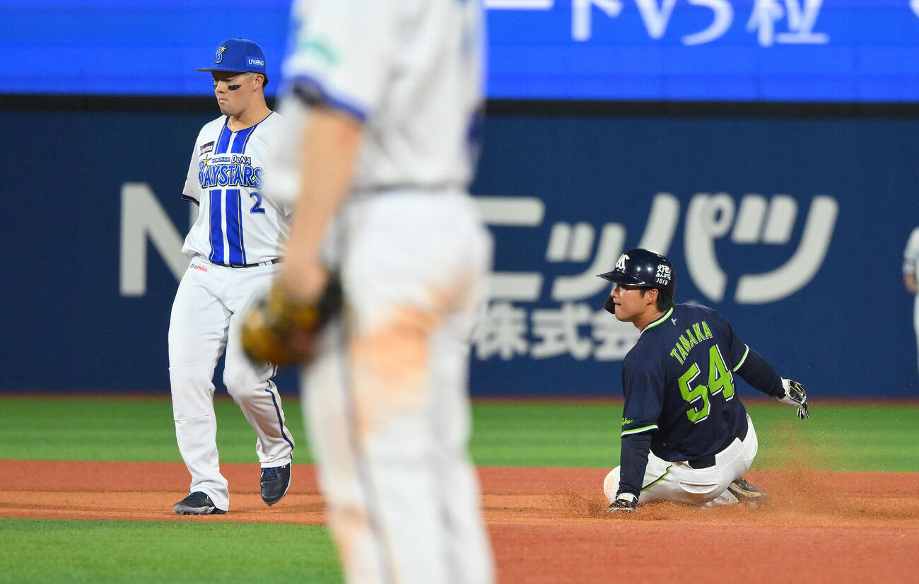 DeNA対ヤクルト　4回表ヤクルト2死一塁、田中陽翔（右）は二塁盗塁を決める。二塁手牧秀悟（撮影・滝沢徹郎）