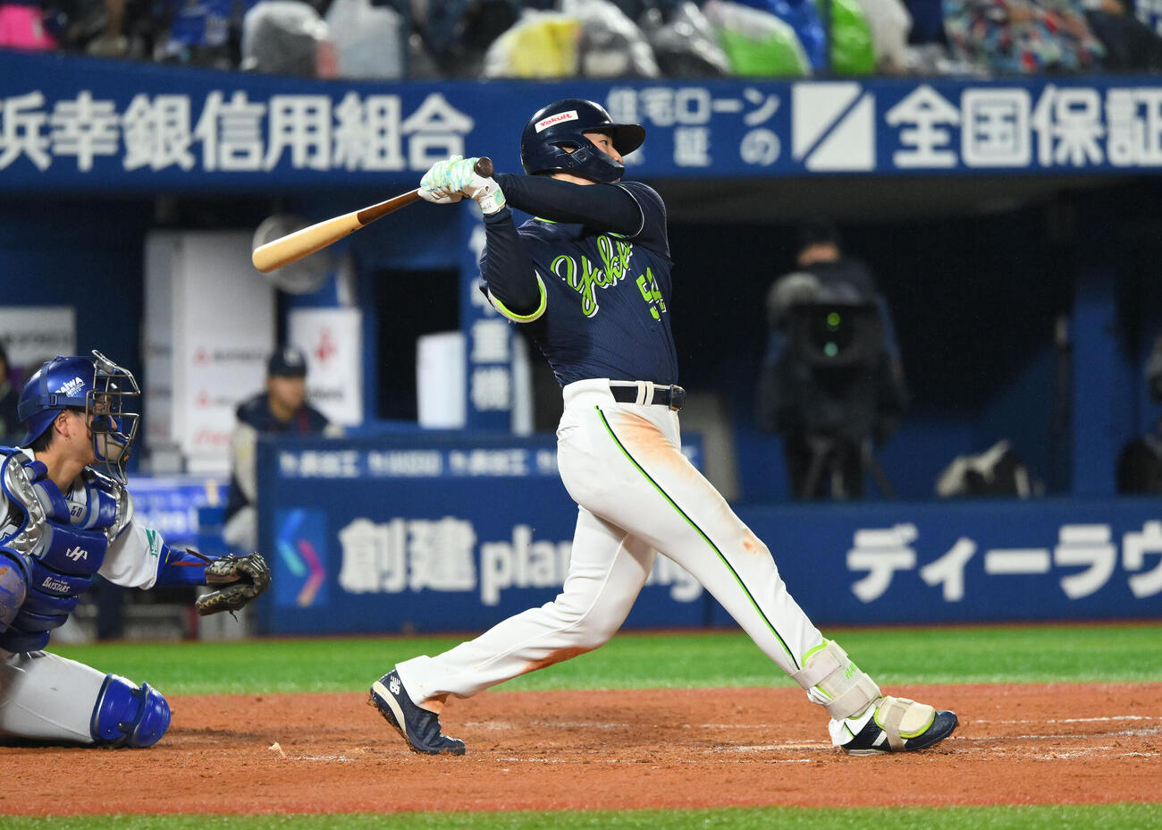 DeNA対ヤクルト　5回表ヤクルト1死二、三塁、田中陽翔は犠飛を放つ（撮影・滝沢徹郎）