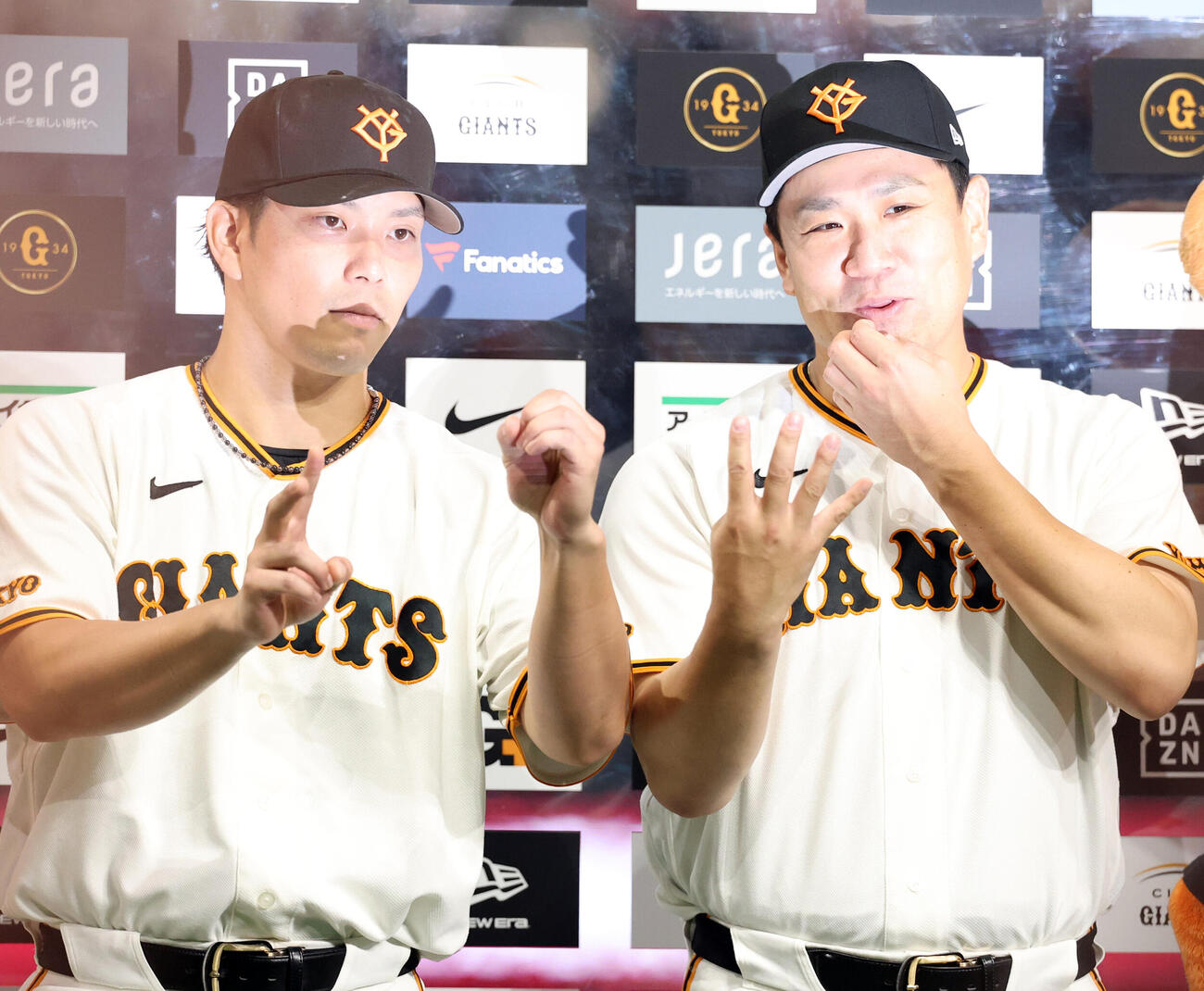 巨人対中日　ヒーローインタビューで「204」勝のポーズを作る巨人大城卓三（左）と田中将大（撮影・浅見桂子）