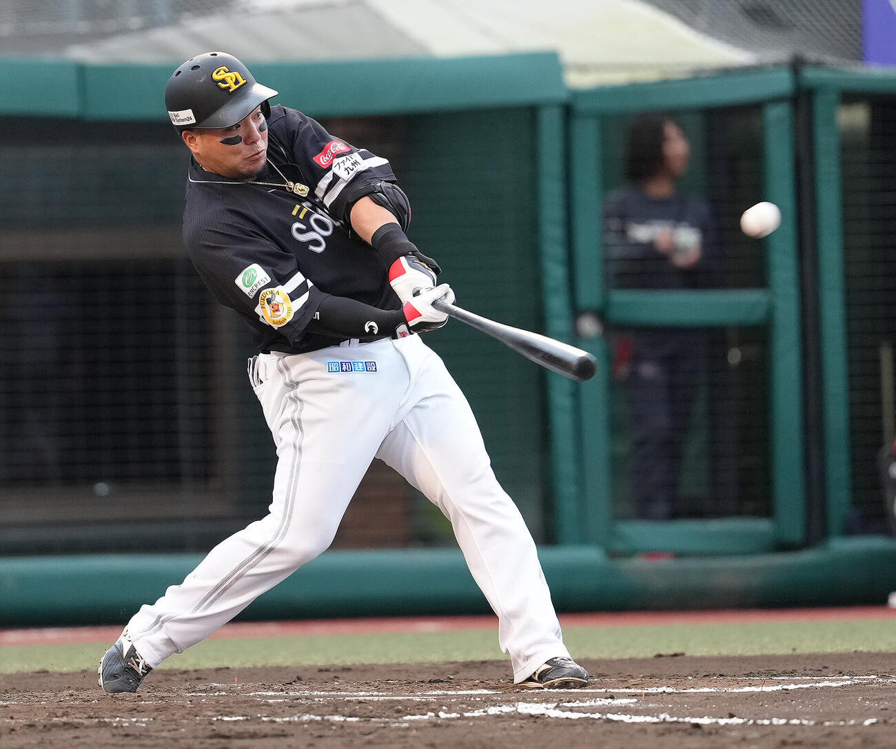 楽天対ソフトバンク　7回表ソフトバンク無死、山川穂高は左越え本塁打を放つ（撮影・足立雅史）