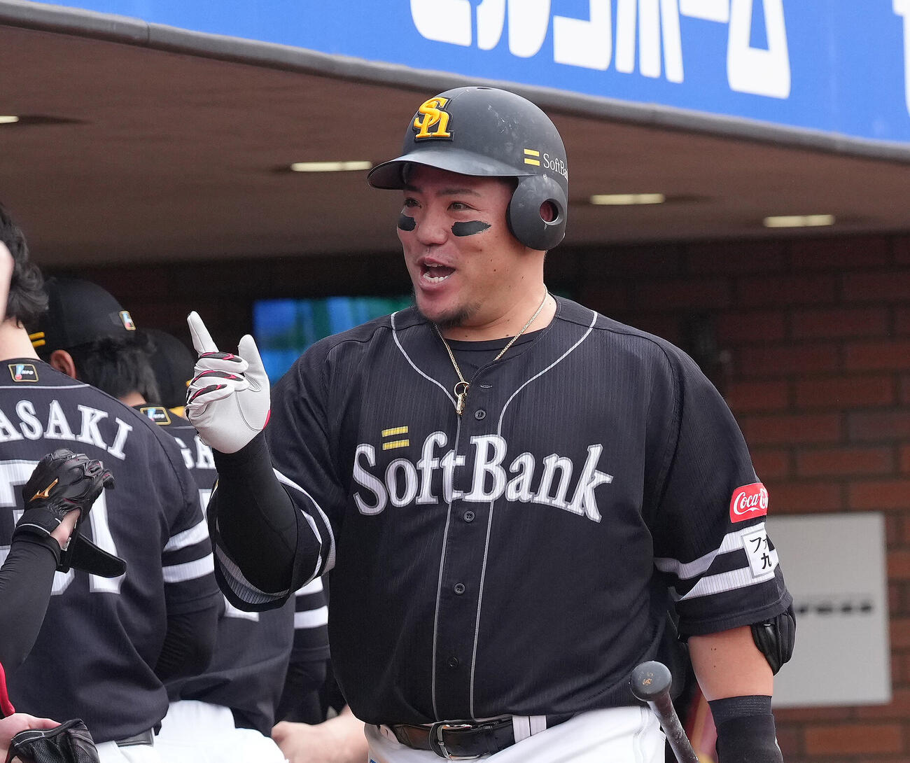 楽天対ソフトバンク　7回表ソフトバンク無死、山川穂高は左越え本塁打を放ちタッチを交わす（撮影・足立雅史）