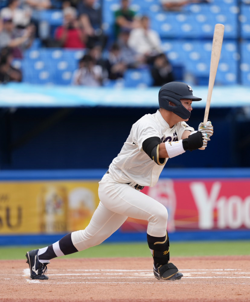 明大対東大　1回表明大無死一、三塁、榊原七斗は先制の右適時打を放つ（撮影・小沢裕）