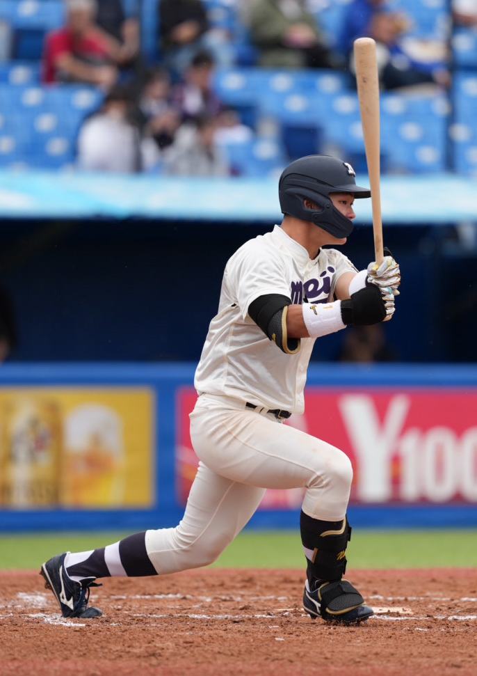 明大対東大　7回表明大2死一、二塁、榊原七斗は右適時打を放つ（撮影・小沢裕）