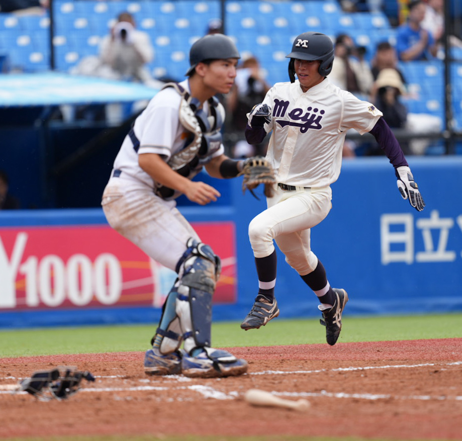 明大対東大　7回表明大2死一、二塁、二塁走者の檜村圭吾（右）は榊原七斗の右適時打で生還する（撮影・小沢裕）