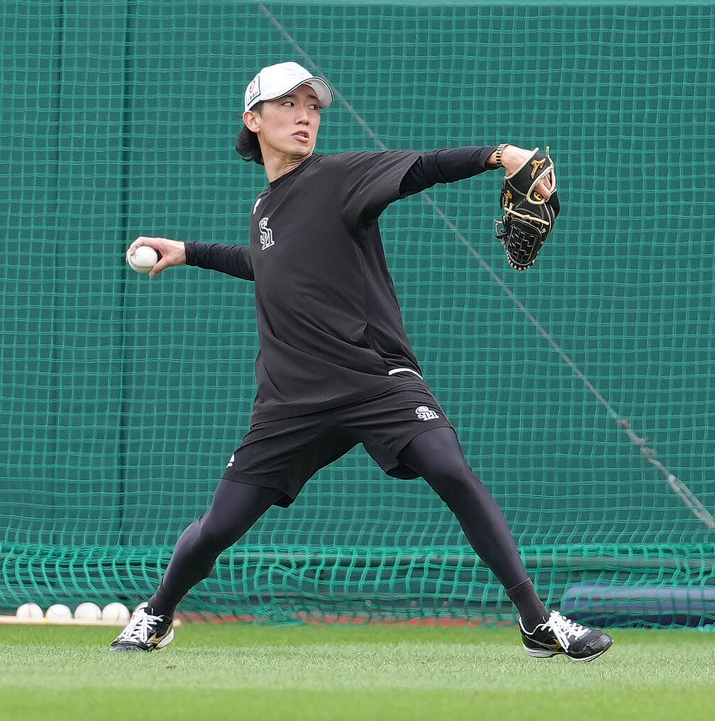楽天対ソフトバンク　キャッチボールで調整する大津亮介（撮影・足立雅史）