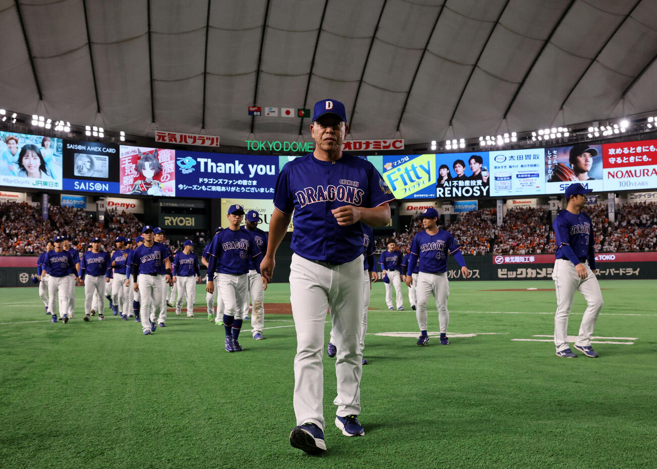 巨人対中日　東京ドーム最終戦で大敗し、スタンドのファンにあいさつして引き揚げる井上一樹監督（中央）ら中日の選手たち（撮影・浅見桂子）