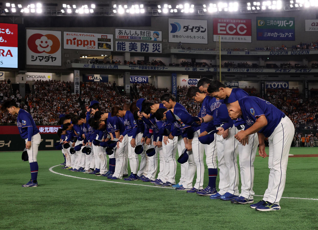 巨人対中日　東京ドーム最終戦で大敗し、スタンドのファンに一礼する井上一樹監督（右）ら中日の選手たち（撮影・浅見桂子）