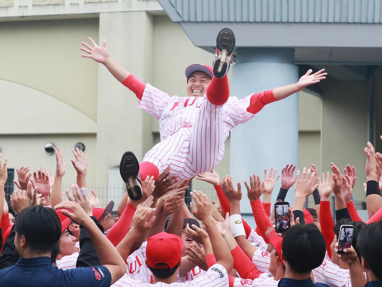 富士大対青森大　胴上げで宙に舞う富士大・安田慎太郎監督（撮影・高橋香奈）
