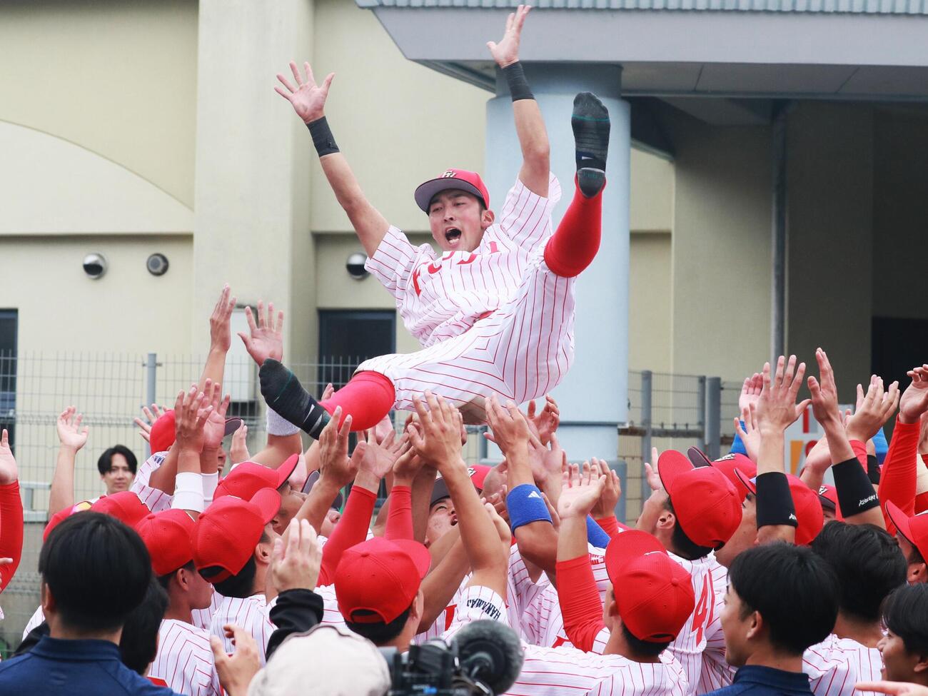 富士大対青森大　胴上げで宙に舞う富士大・赤瀬健心主将（撮影・高橋香奈）