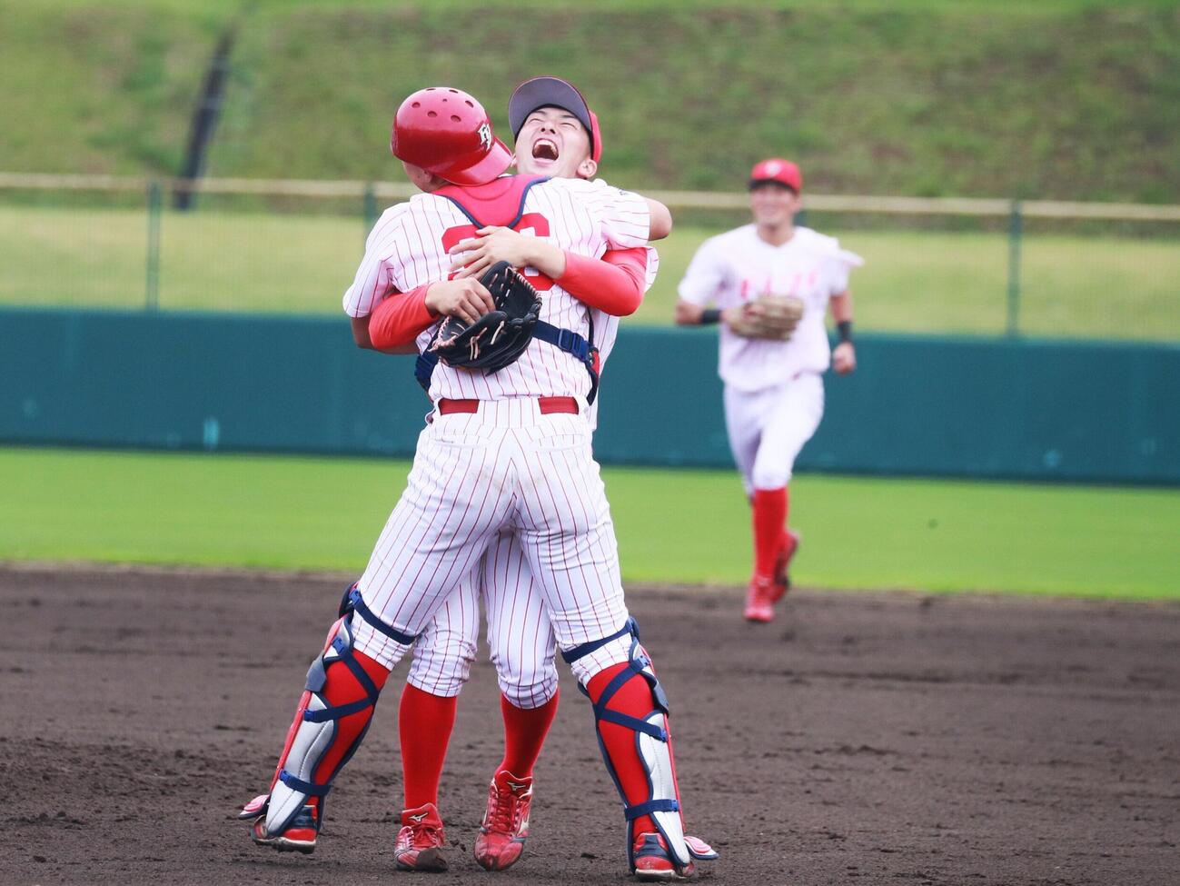 富士大対青森大　優勝を果たし抱き合いながら喜ぶ富士大・角田楓斗投手と梅村団捕手（撮影・高橋香奈）