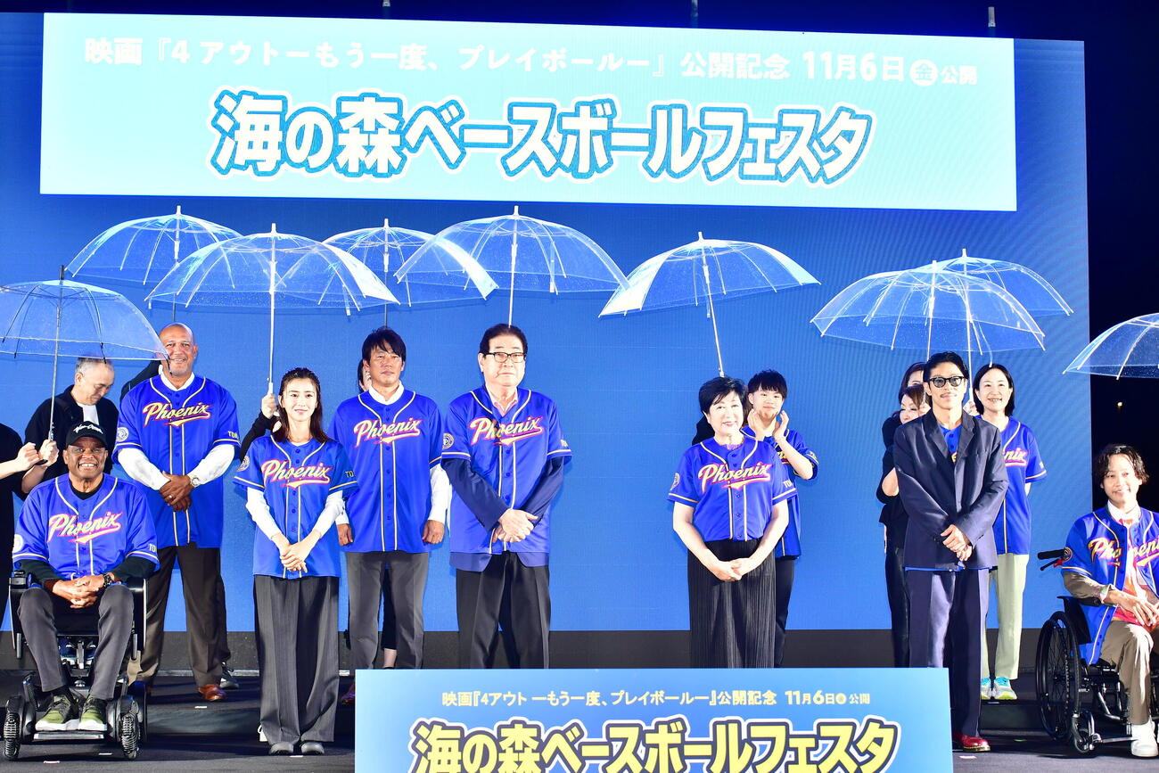 映画「4アウトーもう一度、プレイボールー」公開記念トークイベントに出席た、左からクロマティ氏、ラミレス氏、黒島結菜、井端弘和氏、山本浩二氏、小池百合子東京都知事、吉田葵、松本利夫、大久保朋果江東区長、寺田ユースケ
